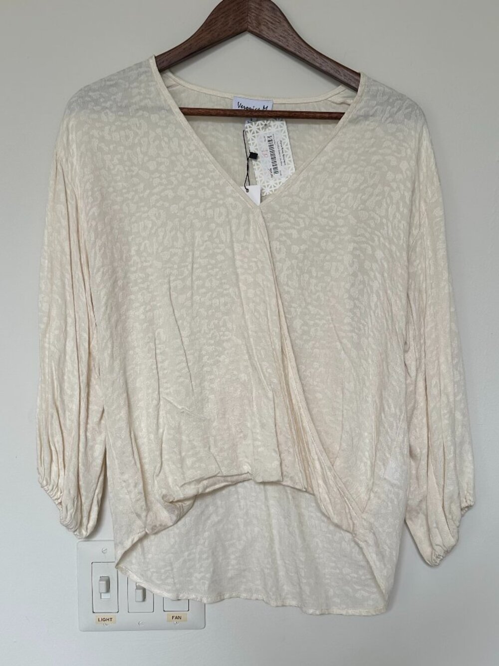 Veronica M Los Angeles NWT Ivory Jaguar Surplice Blouse Size Small 🐆✨